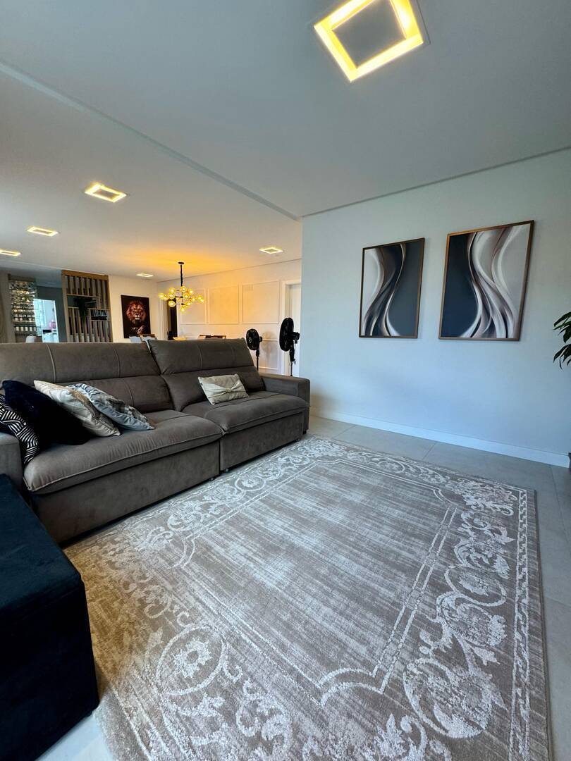 Apartamento para alugar com 4 quartos, 198m² - Foto 2