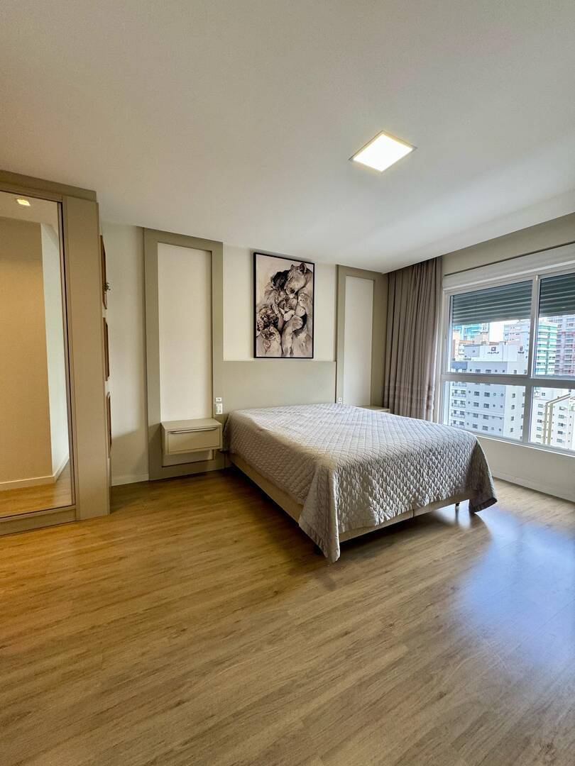 Apartamento para alugar com 4 quartos, 198m² - Foto 12