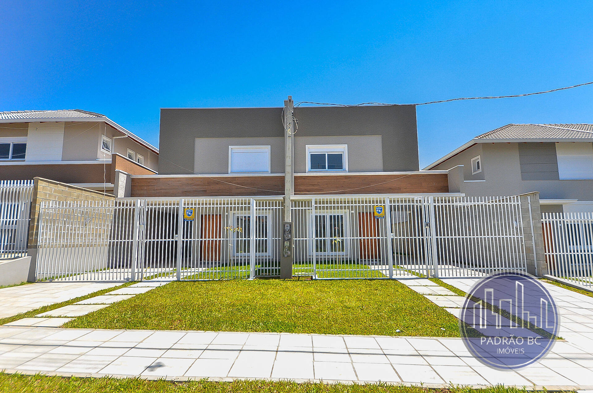 Casa à venda com 3 quartos, 121m² - Foto 1